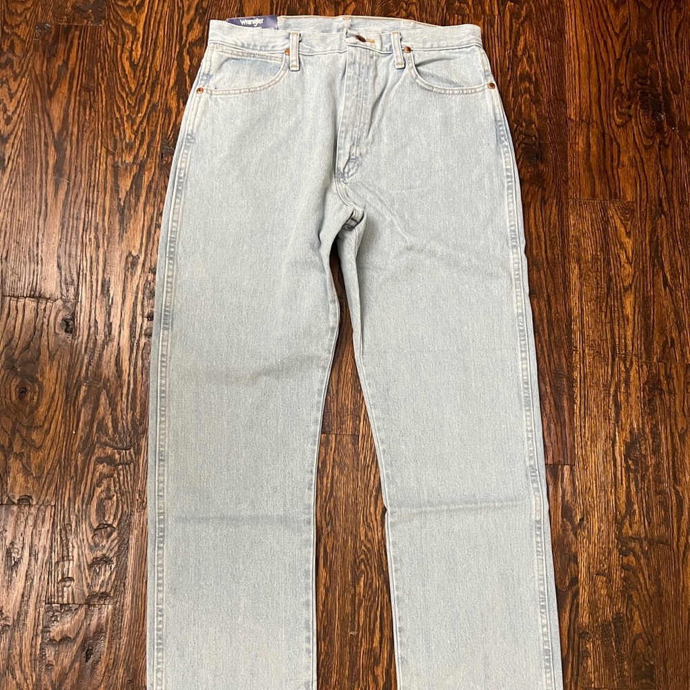 Wrangler womens Cowboy Cut Natural Rise Slim Fit Tapered Leg Jeans, Bleach15-32